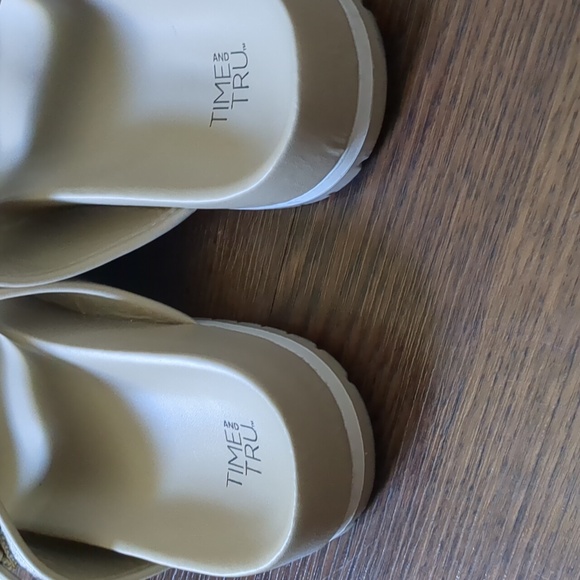 Time and Tru 2 pair of Spring/Summer Sandals Size 7 - Picture 4 of 4
